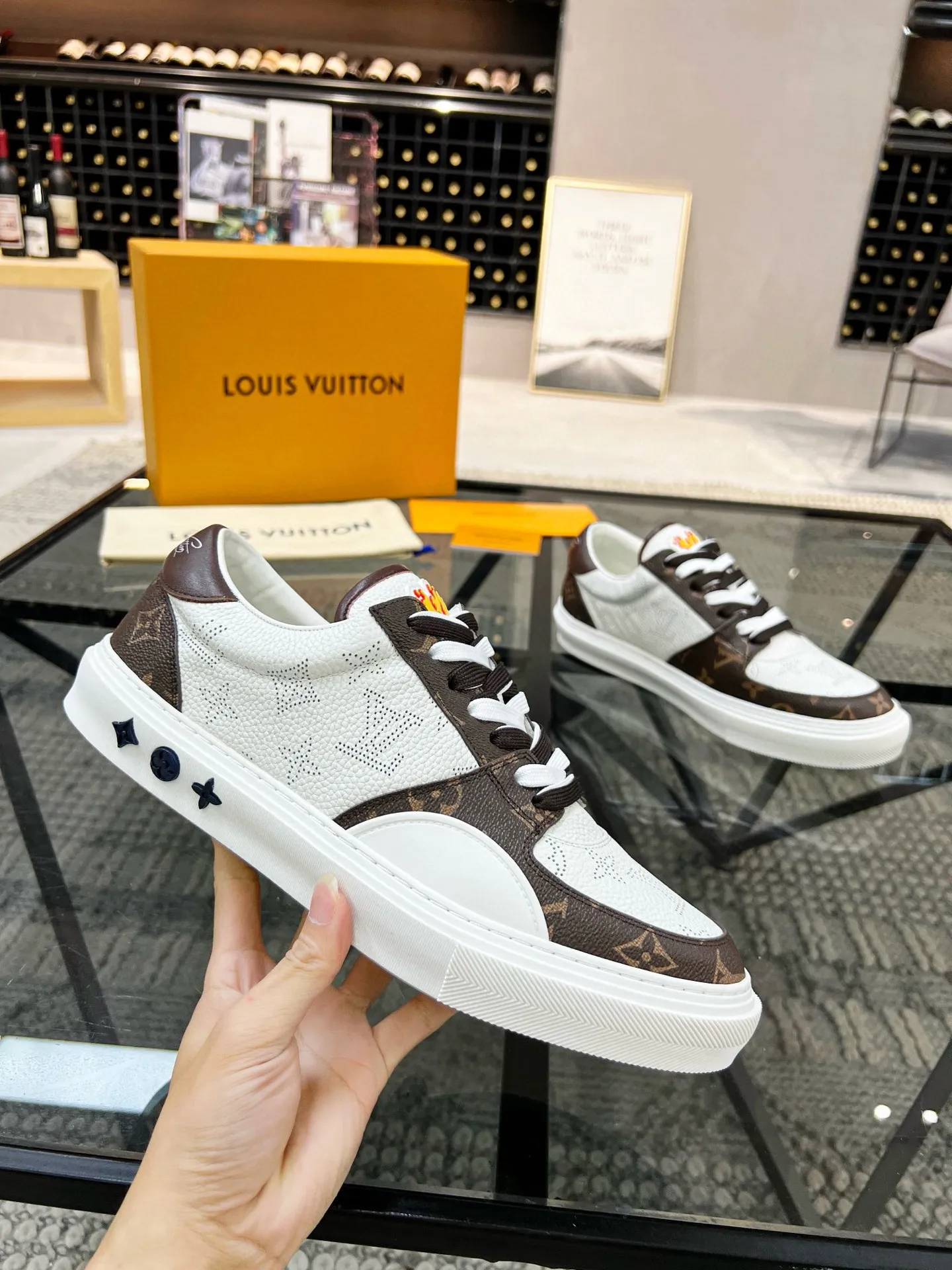 Factory price: 438💰LV top purchasing agent 🇮🇹 Lu Street Male God’s popular casual sneakers counter synchronized, uppers imported from Italy cowhide fabrics, colorful and complex handicrafts, imported water-dyed cowhide lining cowhide foot pads Soles: original soles specially provided by the factory, TPU exclusive movable molded soles super comfortable, original factory single goods, 🔍🔍high quality, you can enter and exit the counter at will, welcome to compare, code number 38-44 (45 can be ordered)